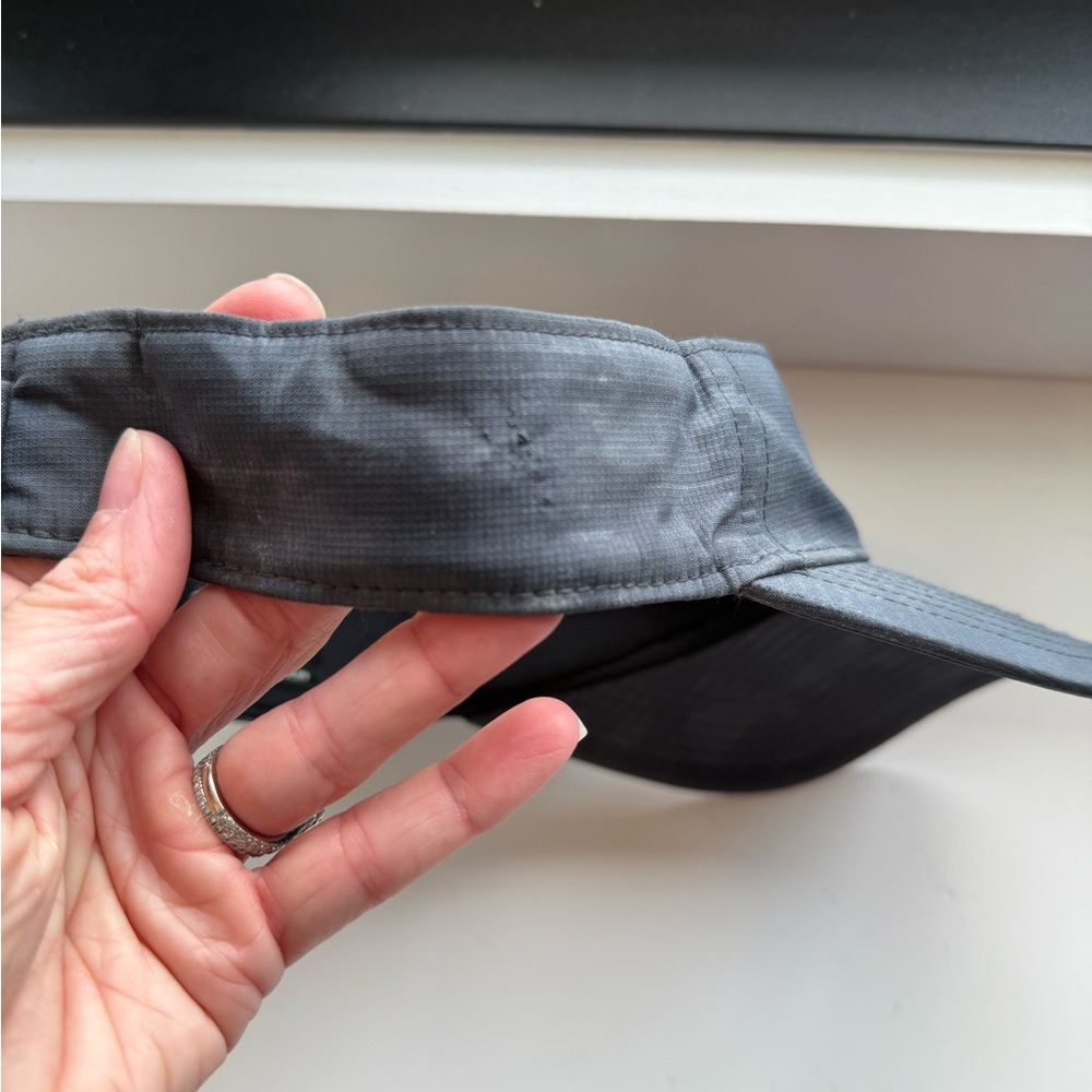 Under Armour Dark Gray Visor with Red/orange Emblem youth Velcro back - Picture 5 of 6